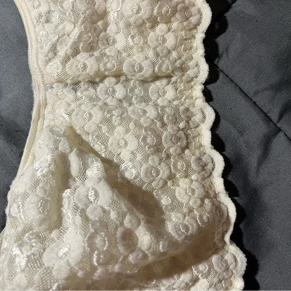 EUC. Olga Cream Floral Lace Convertible Bra - Picture 5 of 7